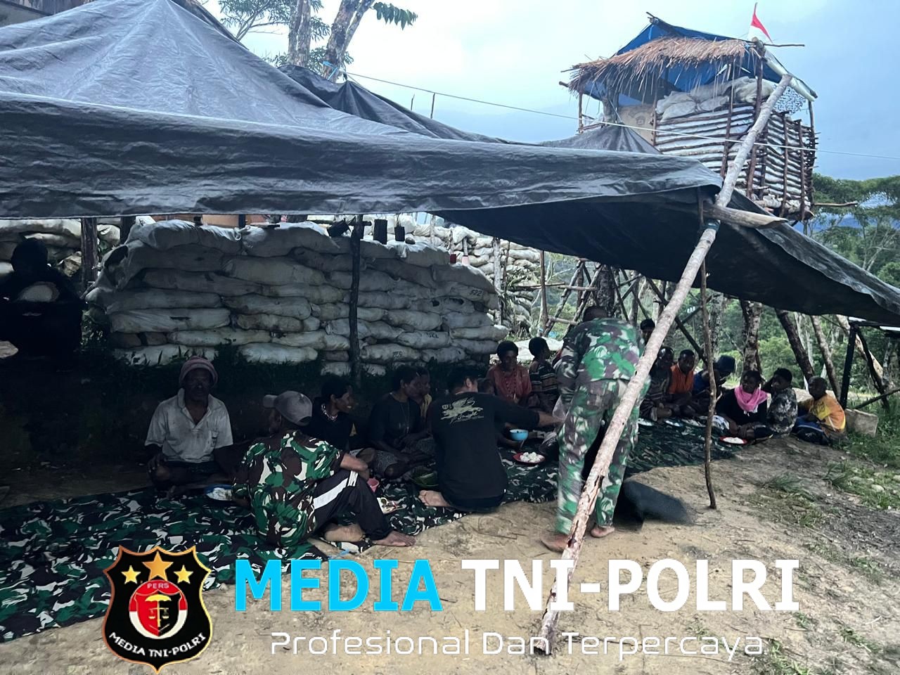 Pos Parim Rayakan HUT TNI ke-80 Bersama Warga  Makan Bersama & Bernyanyi, Kedekatan Kian Erat