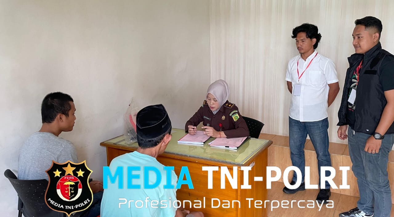 Polsek Wonosobo Limpahkan Tersangka Pencuri 4 HP Mahasiswa KKN ke Kejaksaan Negeri Tanggamus