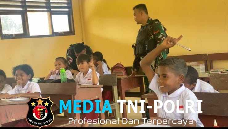 Dukung Program Pemerintah dan Cerdaskan Anak-Anak Papua, Satgas Pamtas Kewilayahan Yonif 410/ALG Menjadi Gadik di SD Inpres 119 Tahota
