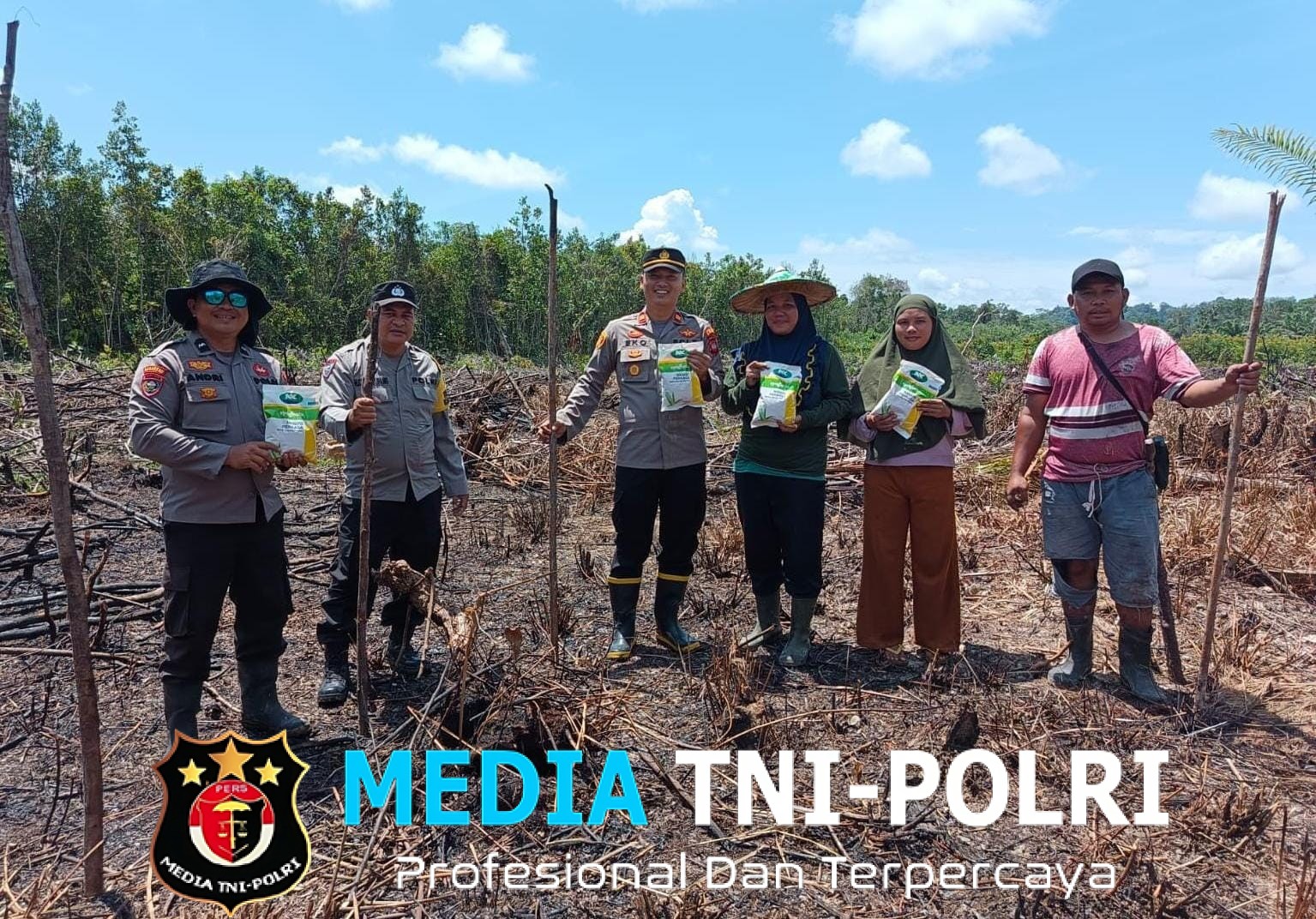 Dukung Swasembada Pangan Nasional, Polsek Kuala Behe Bersama Warga Tanam Jagung Di Demplot Polsek