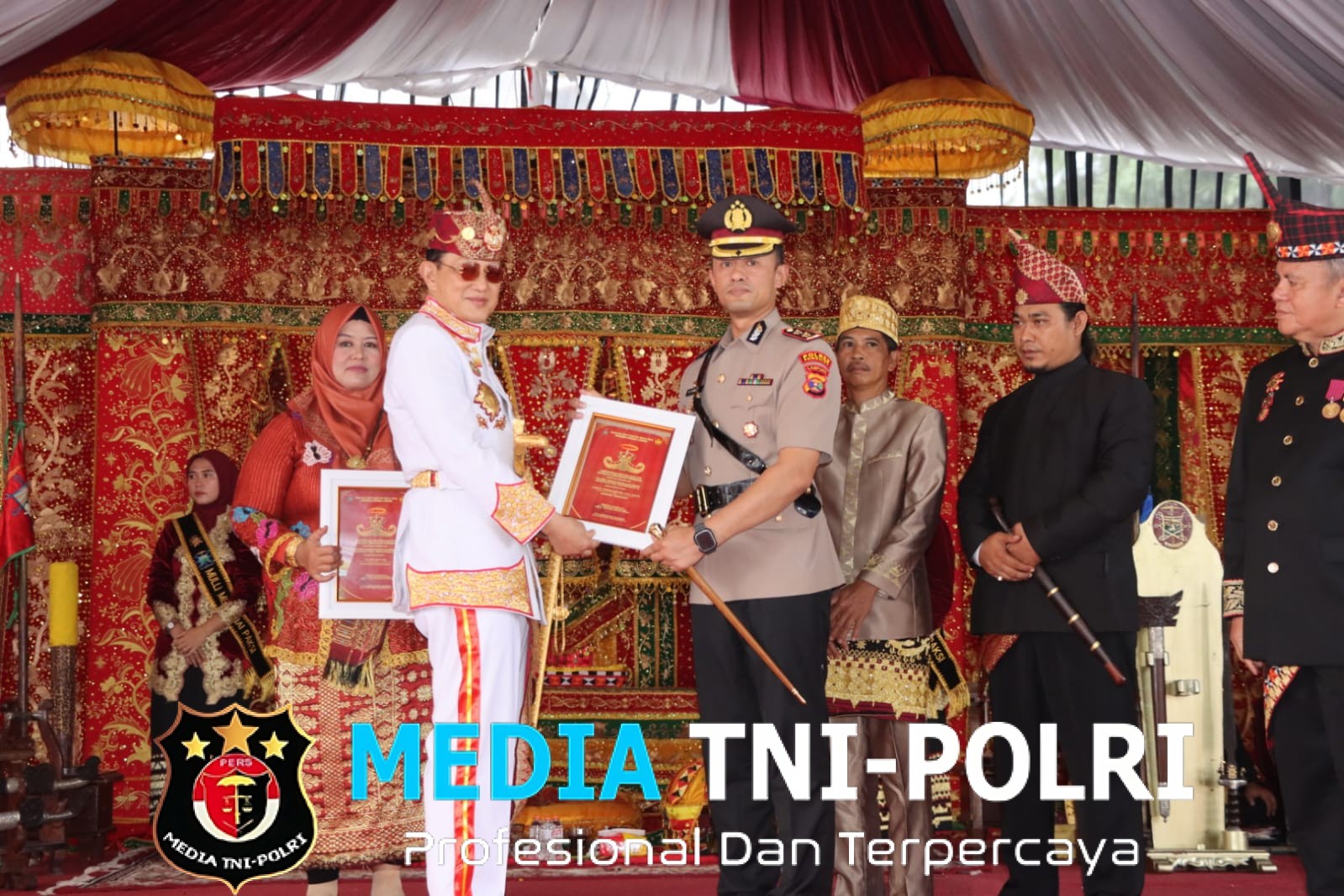 Kapolres Pringsewu Terima Lencana Kehormatan dari Kerajaan Paksi Pak Sekala Brak