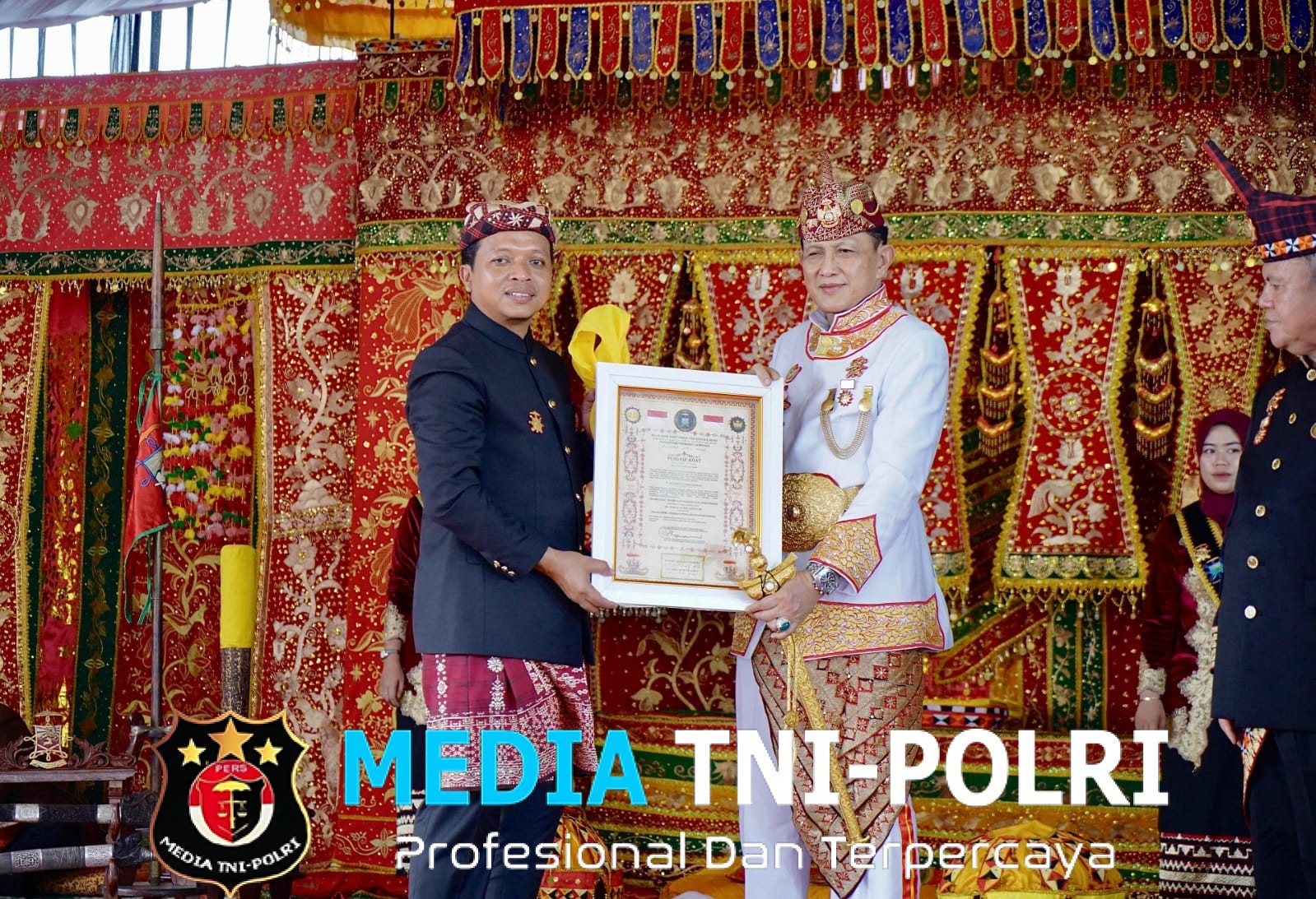 Bupati Pringsewu Riyanto Pamungkas dan Isteri Mendapat Gelar Adat & Kebangsawanan Kerajaan Sekala Brak Kepaksian Pernong