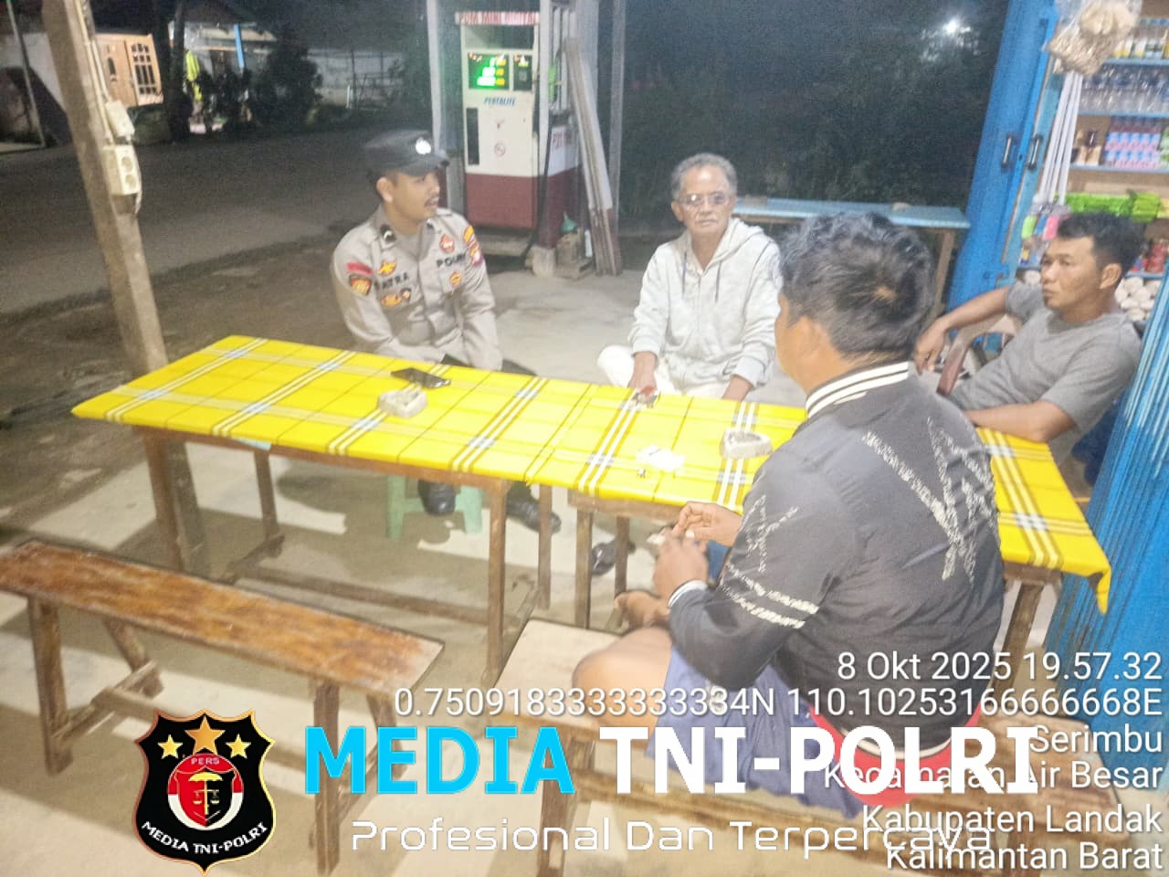 Langkah Humanis Polsek Air Besar, Patroli Malam Diselingi Dialog Bersama Warga