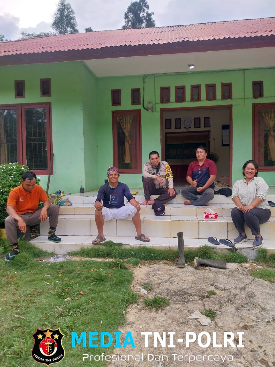 Wujud Kepedulian Polri, Bhabinkamtibmas Polsek Sebangki Sambangi Warga dan Petugas PLN