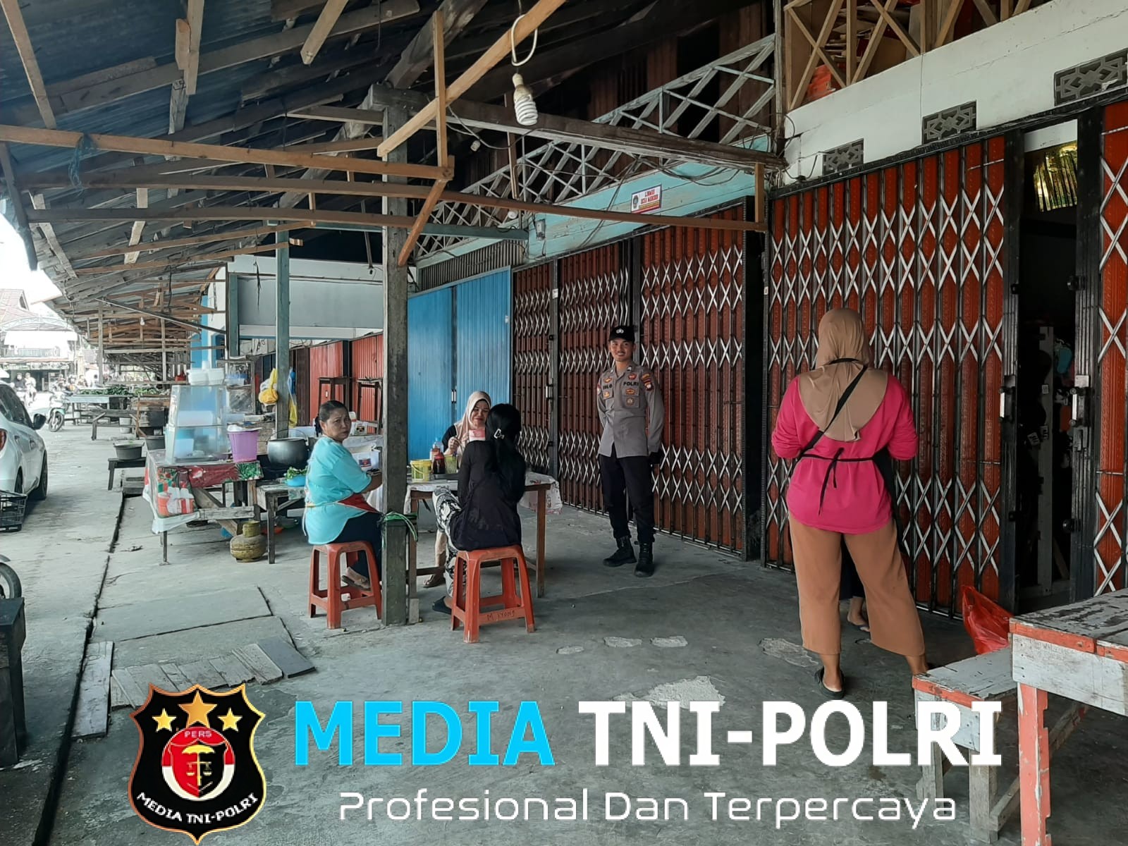 Patroli yang Menyejukkan, Polsek Mandor Jaga Kamtibmas Sambil Bangun Keakraban