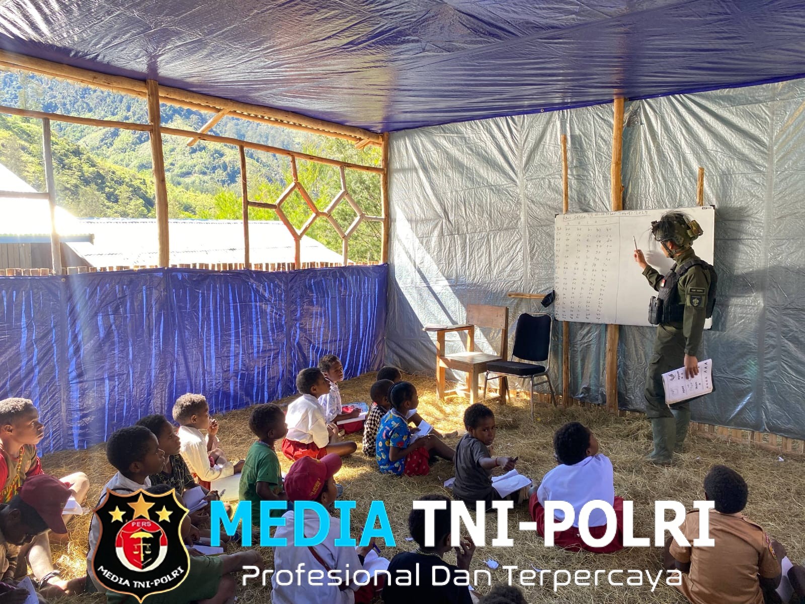 Di Ujung Dunia, Seorang Prajurit dan Ajaibnya Huruf-Huruf, Serda jendri Ukir Senyum Masa Depan di SD Mayuberi