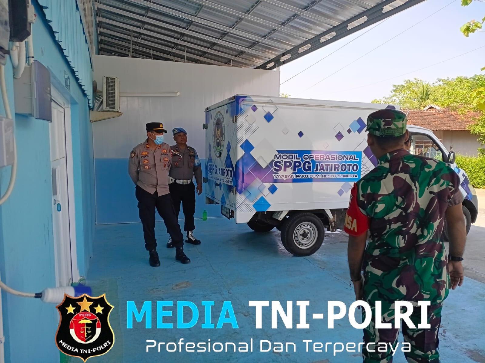 Polsek Jatiroto Turun Langsung Kawal Pendistribusian Ribuan Makan Bergizi Gratis Bagi Siswa