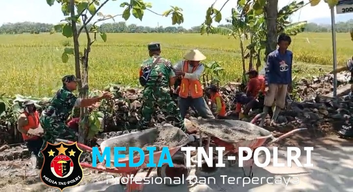 Babinsa Bersama Warga Kerja Bakti Bangun Talud Irigasi, Dukung Kelancaran Pengairan Sawah