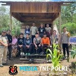 Personil Polsek Ngabang Laksanakan Penanaman Bibit Jagung Di Demplot Polsek Ngabang Di Desa Tubang Raeng