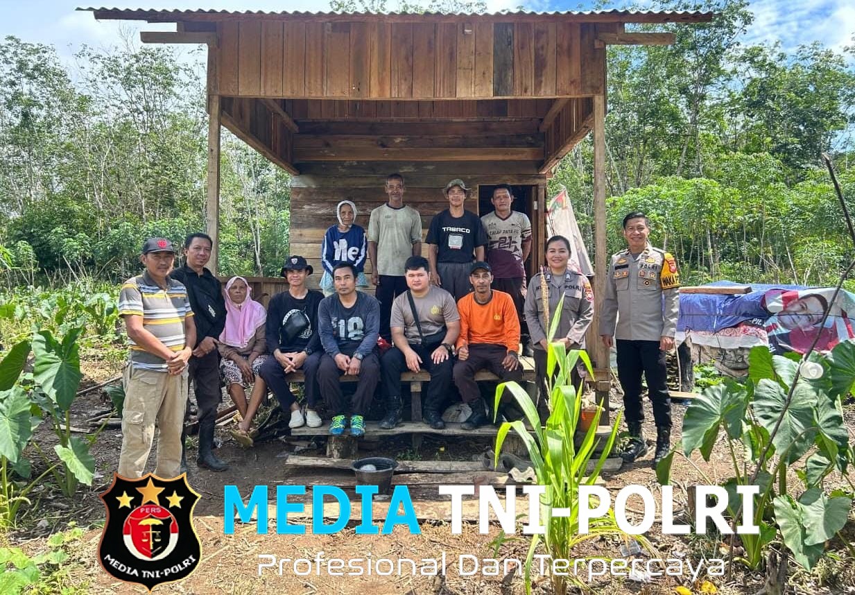 Personil Polsek Ngabang Laksanakan Penanaman Bibit Jagung Di Demplot Polsek Ngabang Di Desa Tubang Raeng