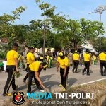 Sinergi Polri, dan Pemkab Tulang Bawang Barat Gotong Royong Bersihkan di Seputaran GOR ZA Pagar Alam Kecamatan Tulang Bawang Udik