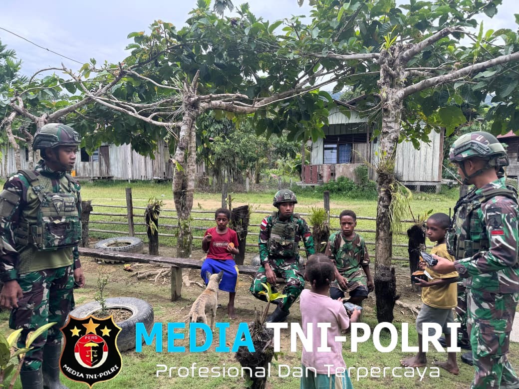 Aksi Bersih Satgas Yonif 521/DY Jalin Keakraban Lewat Anjangsana di Distrik Kobakma