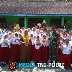 Bagikan Buku Tulis Gratis, Bukti Kepedulian Babinsa Kepada Murid SD