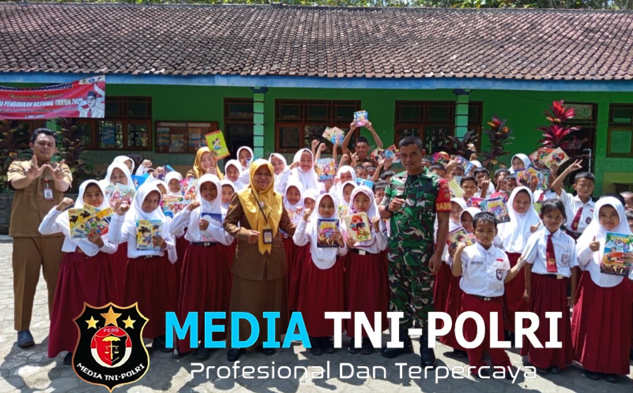 Bagikan Buku Tulis Gratis, Bukti Kepedulian Babinsa Kepada Murid SD