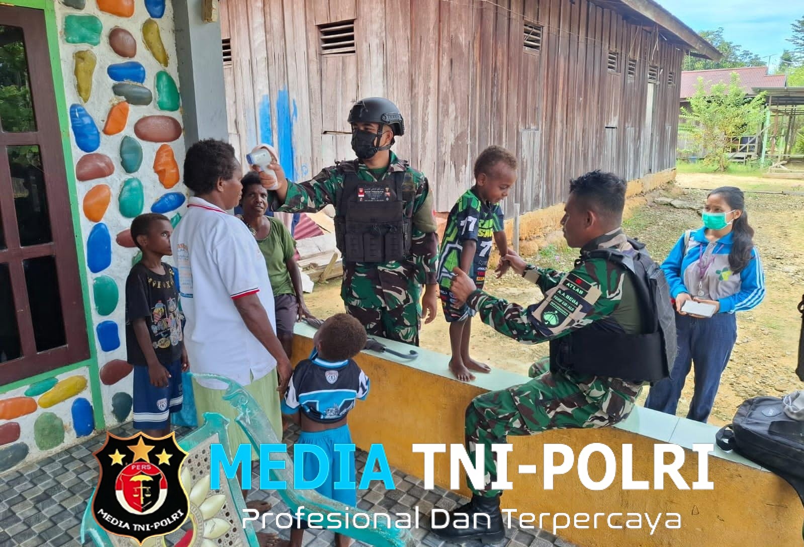 Satgas Pamtas Kewilayahan RI-PNG Yonif 410/Alg Bersama Timkes Puskesmas Laksanakan Yankes Door to Door di Kampung Penugusan