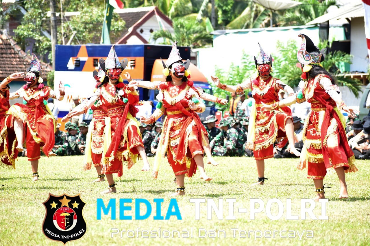 Tari Cucuk Lampah dan Bapang Sambut Kedatangan Pejabat dalam Pembukaan TMMD ke-126 Kodim 0818/Malang-Batu