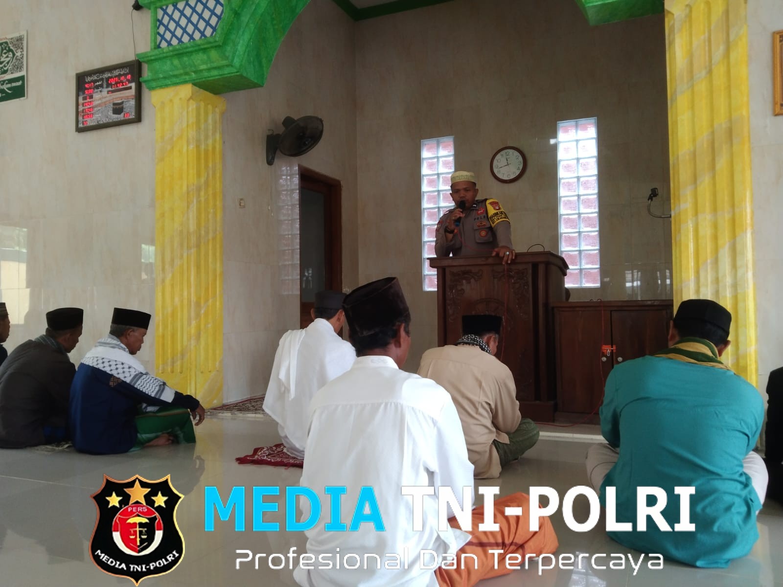 Bhabinkamtibmas Cikarang Pusat Sampaikan Pesan Kamtibmas di Masjid Jami At-Taqwa, Pasirtanjung