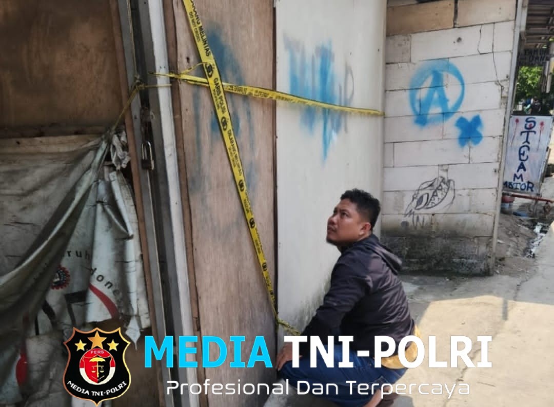 Polsek Cikarang Selatan Pasang Police Line di Warung Diduga Penjual Obat Terlarang di Kp. Cijingga Desa serang