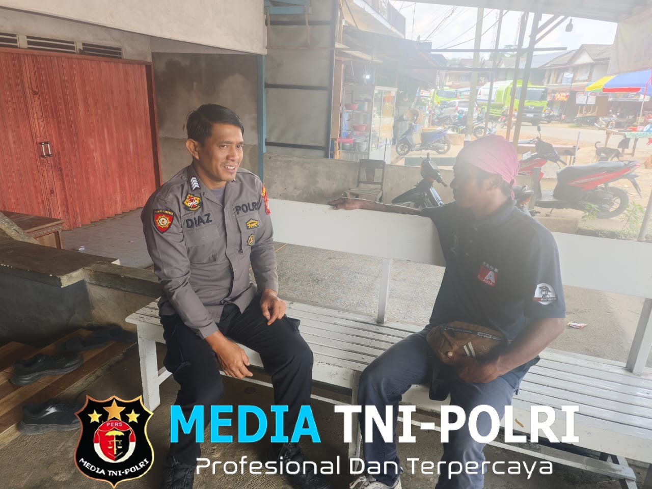Bersahabat dengan Warga, Polisi Sengah Temila Tebar Senyum dalam Patroli Siang