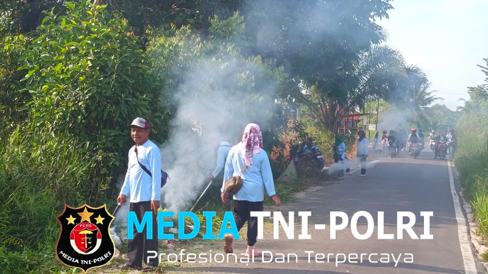 Kelurahan Baamang Tengah Lakukan Kegiatan Jumat Bersih Bersama Ibu-ibu di Jalan Walter Contrat Perapatan Desmon Ali