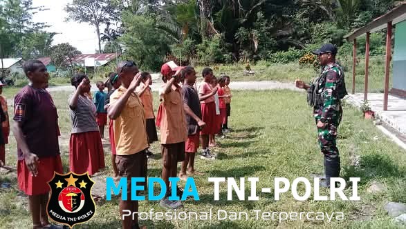 Tumbuhkan Jiwa Nasionalisme dan Cinta Tanah Air, Satgas Pamtas RI-PNG Statis Yonif 643/Wns Latihkan SD Inpres Baris-Berbaris dalam Rangka Upacara Bendera