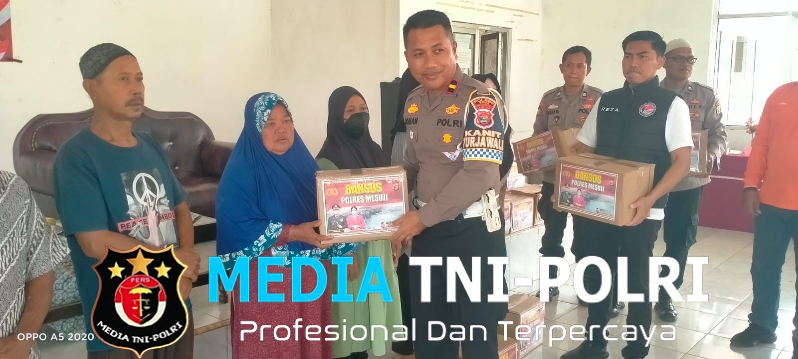 Wujud Kepedulian dan Kebersamaan, Polsek Seputih Raman Bagikan 400 Nasi Kotak kepada Warga