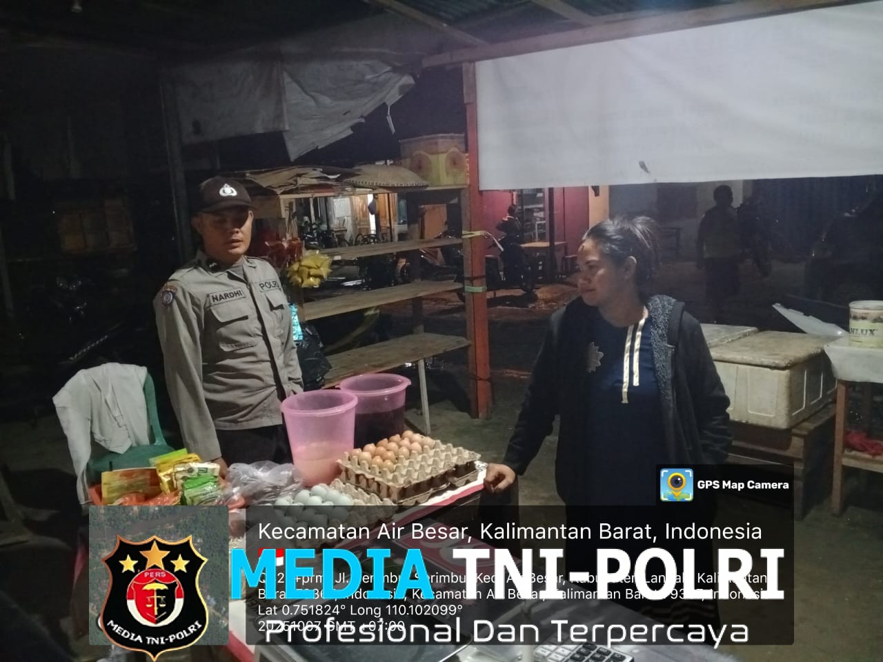 Datangi Warganya Di Saat Laksanakan Patroli Malam Untuk Mencegah Gangguan Keamanan