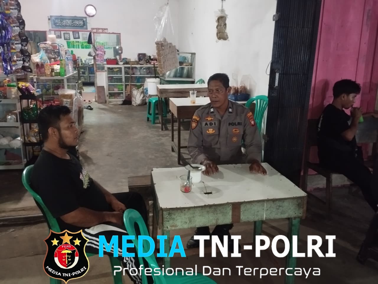 Bersahabat dengan Warga, Polisi Ngobrol Soal Keamanan Lingkungan