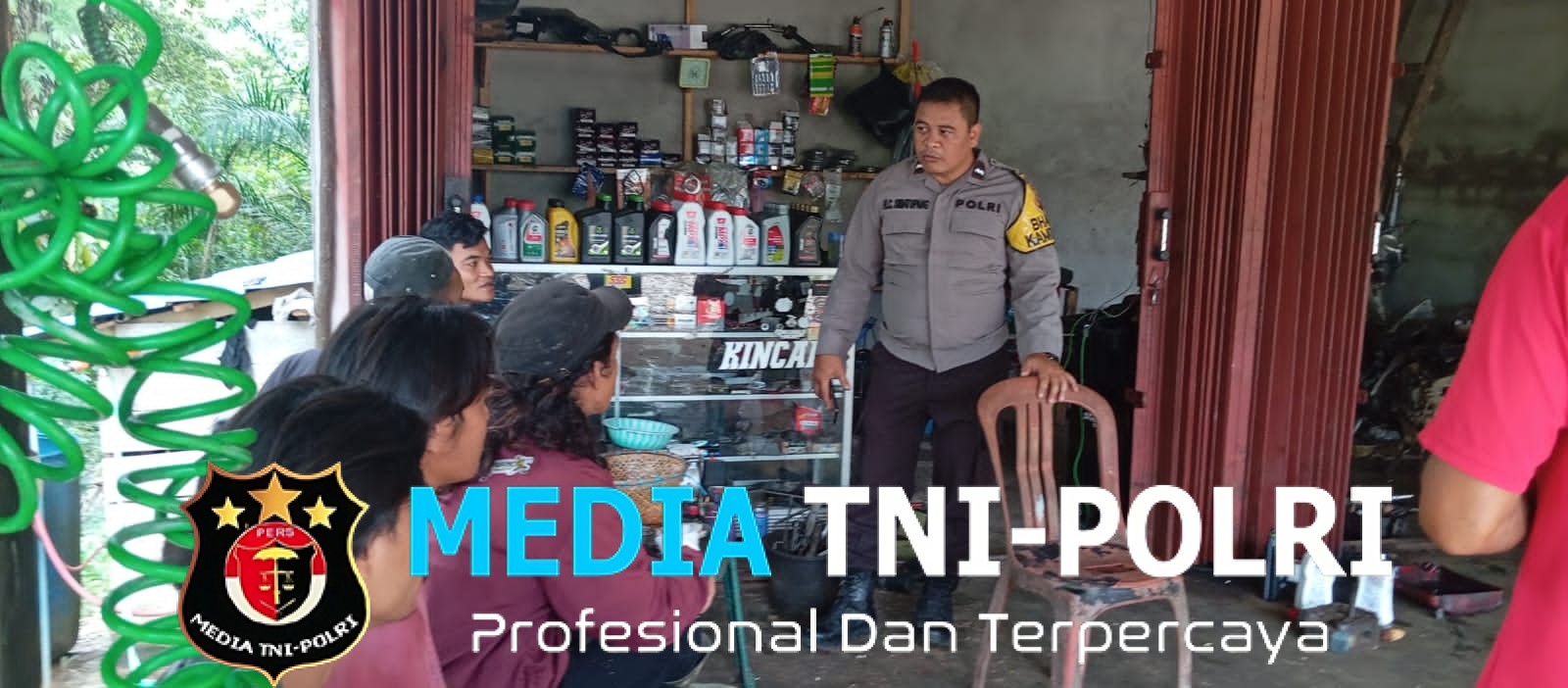 Sambang Warga Desa Binaan, Bhabinkamtibmas Polsek Kuala Behe Tingkatkan Komunikasi Dan Kedekatan Dengan Warga Masyarakat