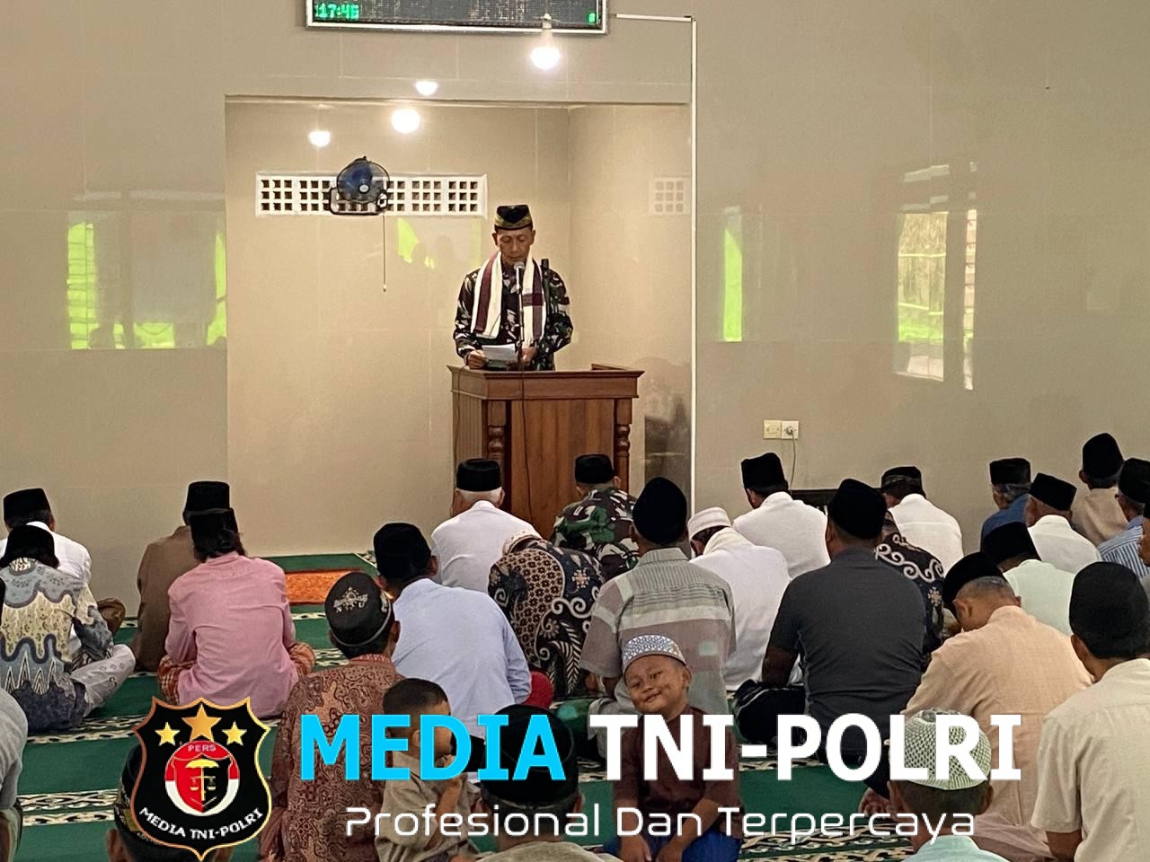 Pabintal Korem 083/Bdj Letda Inf Jaenuri Sampaikan Khutbah Jumat Bahas Bahaya Judi Online di Desa Lebakharjo, Dukung Program TMMD ke-126 Kodim 0818/Malang-Batu