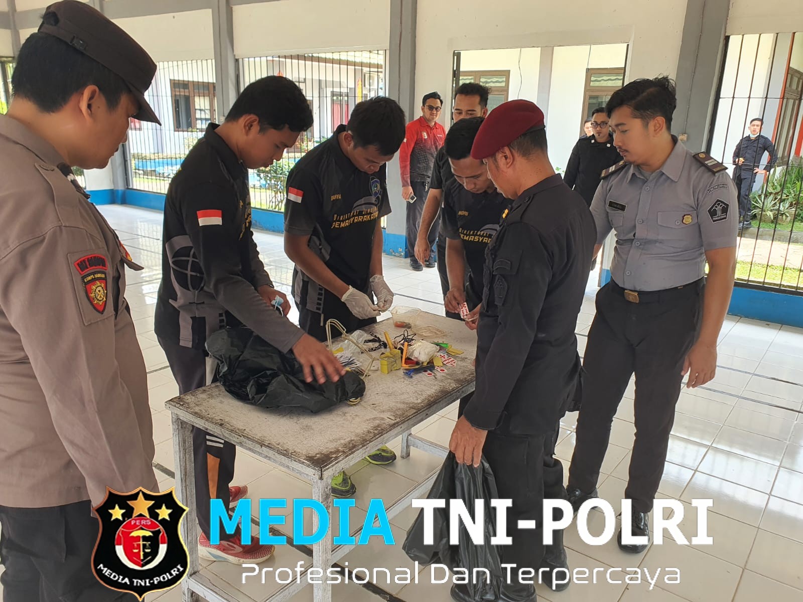 Laksanakan Razia Bersama di Rutan Kelas II B Landak, Polisi Tidak Temukan Barang Terlarang