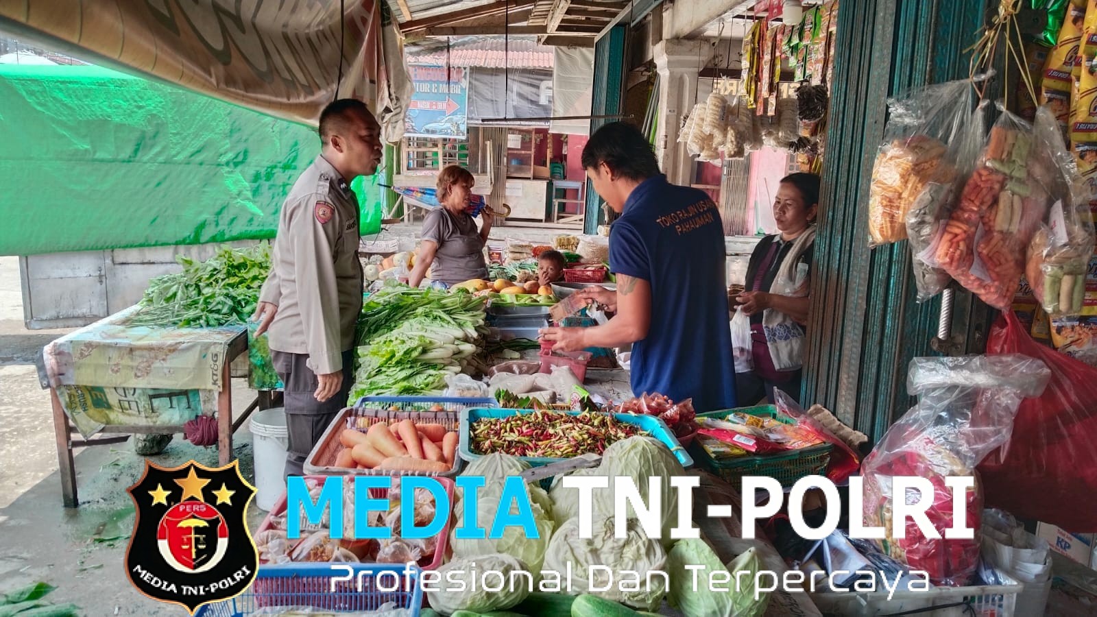 Polsek Sengah Temila Bangun Keakraban Lewat Patroli Siang di Pasar Tradisional