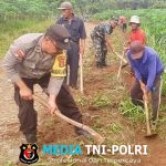 Peduli Lingkungan, Bhabinkamtibmas dan Bhabinsa Punggur Gelar Gotong Royong Bersama Warga