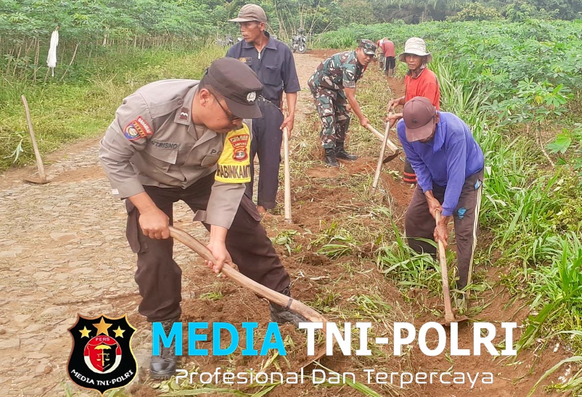 Peduli Lingkungan, Bhabinkamtibmas dan Bhabinsa Punggur Gelar Gotong Royong Bersama Warga