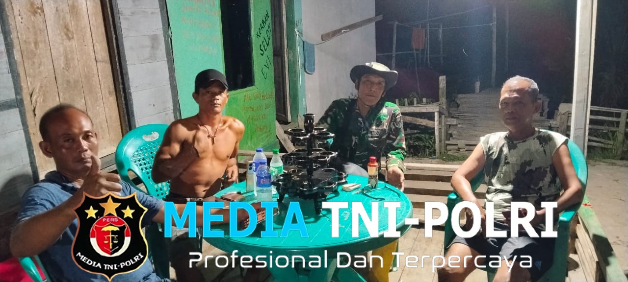 Babinsa Desa Gajah Mati Laksanakan Patroli Siskamling Bersama Warga