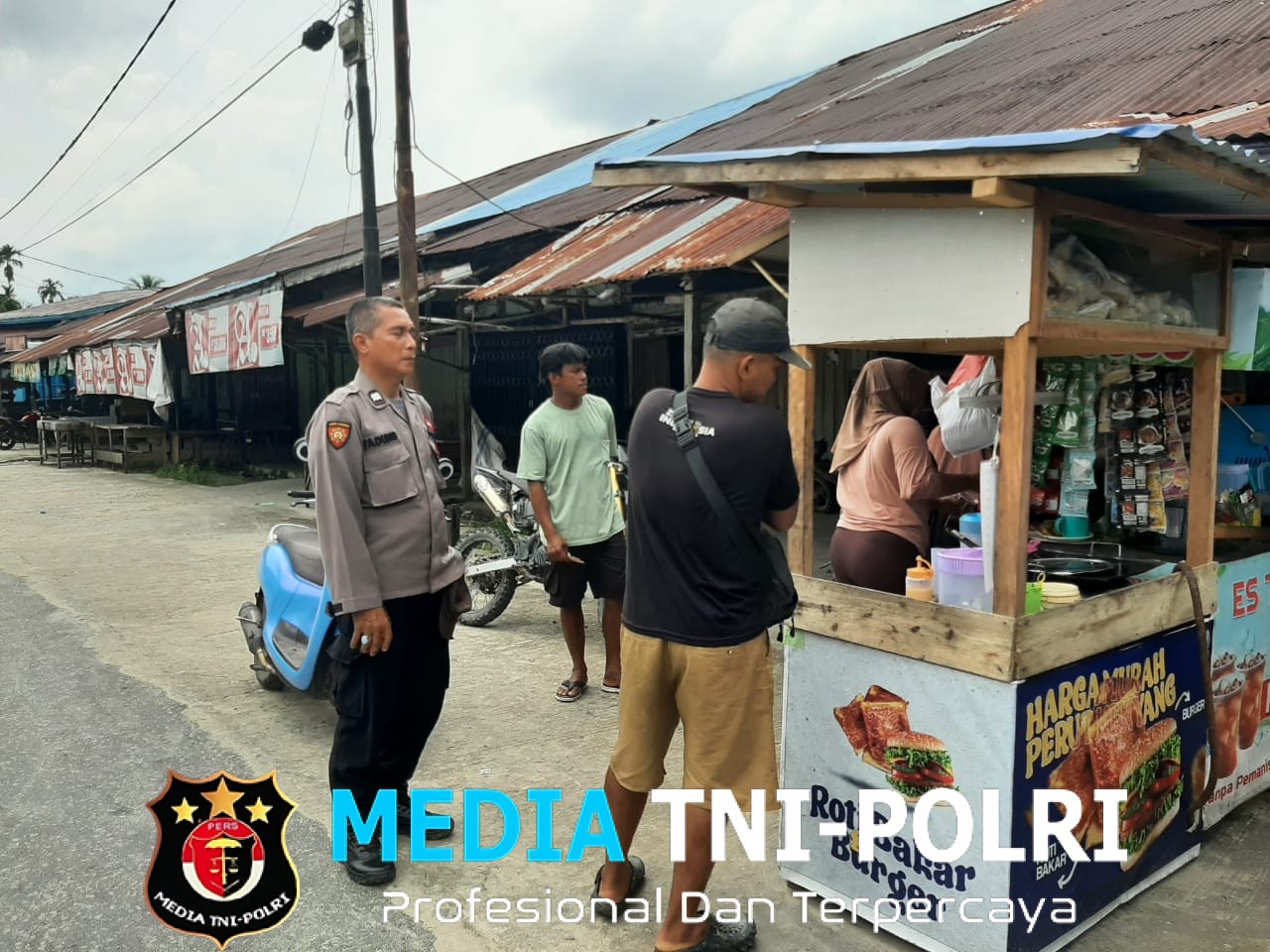 Polisi Menyapa, Warga Bahagia Patroli Siang Polsek Mandor Ciptakan Kedekatan dengan Masyarakat