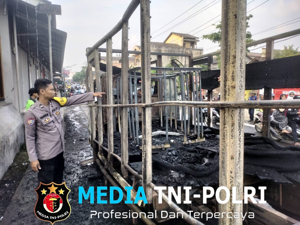 Truk Terbakar di Pringsewu, Jalan Macet dan Sopir Menghilang!