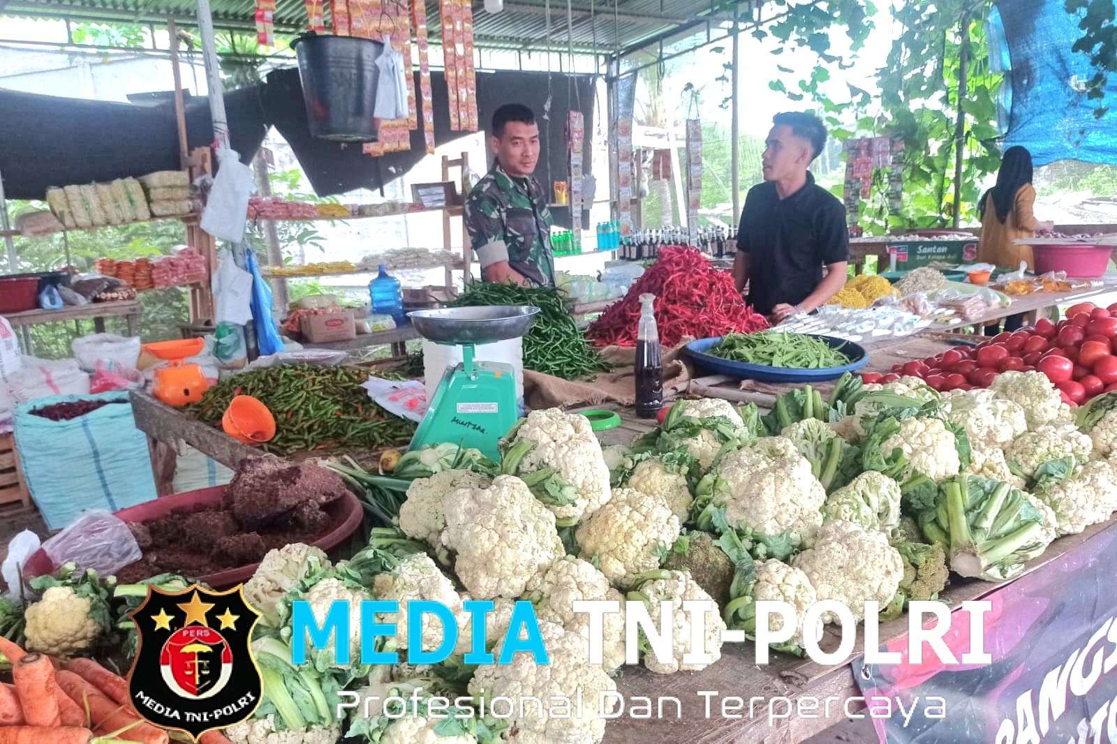 Babinsa Pengecekan Harga Sembako di Pasar Keude Nibong, Pastikan Stabilitas Harga Terjaga