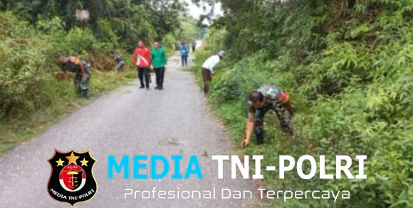 Babinsa Tumbuhkan Rasa Kebersamaan dengan Gotong Royong Bersama