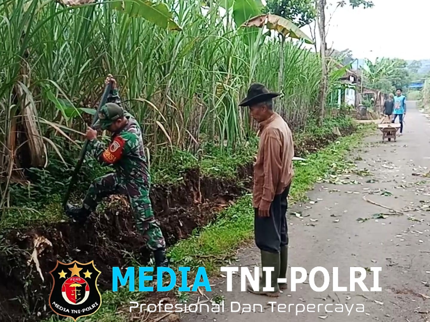 Babinsa Desa Sumberpetung Ajak Warga Dusun Banduarjo Gotong Royong Bersihkan Selokan untuk Cegah Banjir