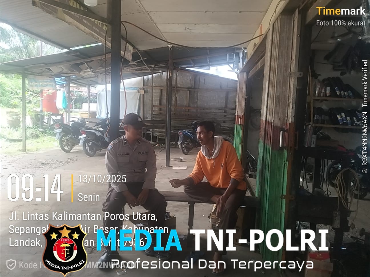 Sapa Warga di Tengah Aktivitas, Personel Polsek Air Besar Ajak Masyarakat Jaga Keamanan Bersama