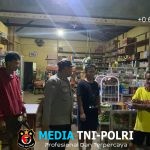 Kanit Binmas Sambangi Warga Pada Malam Hari Sebagai Upaya Wujudkan Kamtibmas Yang Kondusif