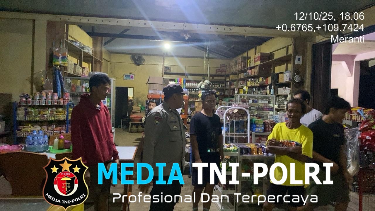 Kanit Binmas Sambangi Warga Pada Malam Hari Sebagai Upaya Wujudkan Kamtibmas Yang Kondusif