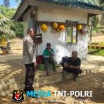 Bercengkrama Bersama Masyarakat Patroli Polsek Ngabang Ingatkan Bagi Warga Yang Akan Melaksanakan Hajatan/Acara Untuk Membuat Surat Ijin Keramaian