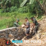 Satgas TMMD ke-126 dan Warga Gotong Royong Perbaiki Pondasi Jembatan Penghubung Dua Desa