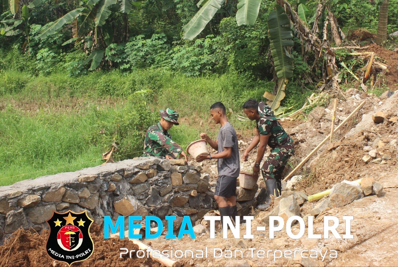 Satgas TMMD ke-126 dan Warga Gotong Royong Perbaiki Pondasi Jembatan Penghubung Dua Desa