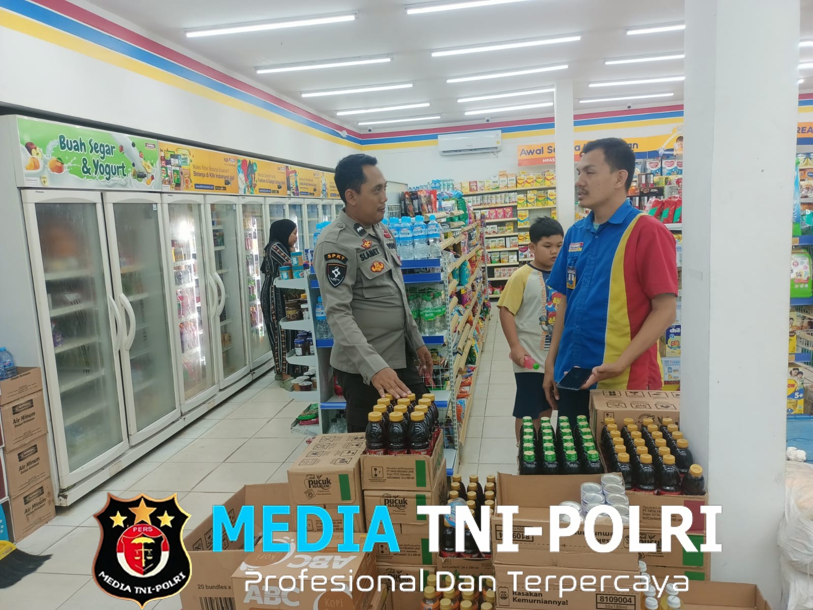 Sambangi Indomaret Personil Polsek Menjalin Berikan Himbauan Kamtibmas