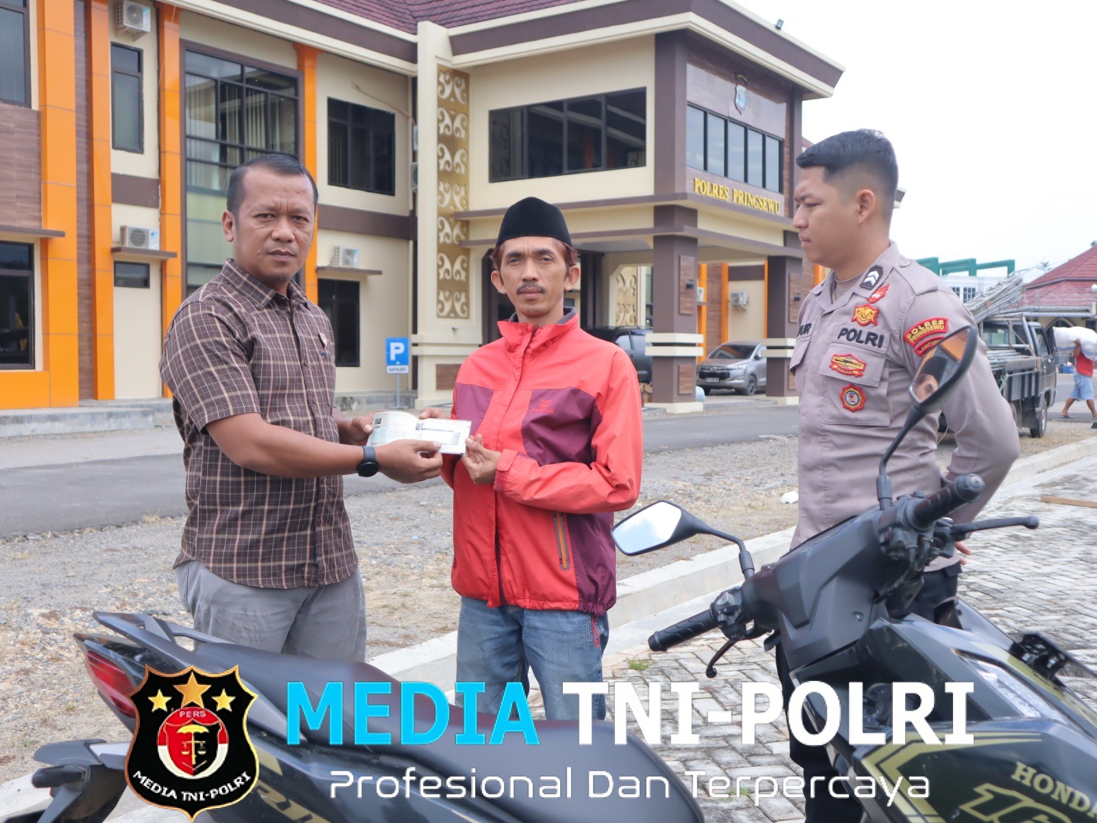 Polres Pringsewu Kembalikan Sepeda Motor Hasil Penggelapan kepada Pemiliknya