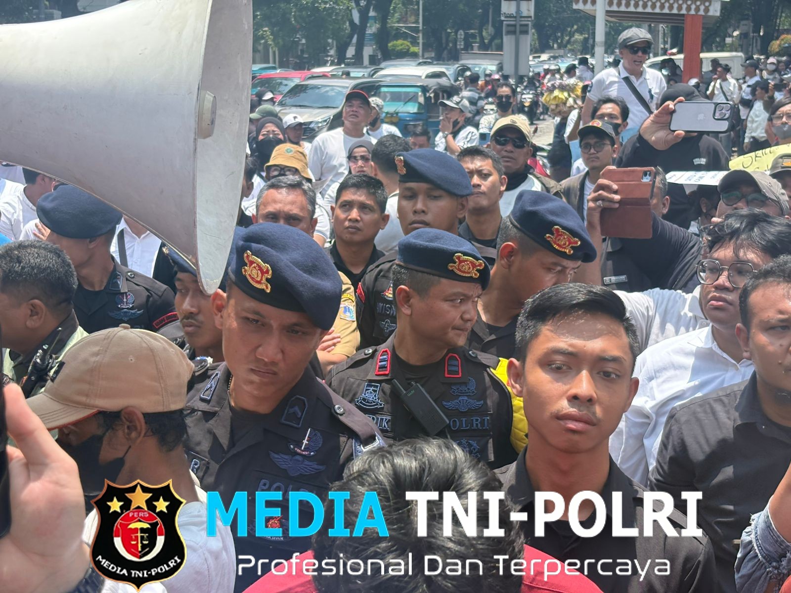 Brimob Polda Metro Jaya Amankan Demo Karyawan Hiburan Jakarta di DPRD DKI dengan Humanis