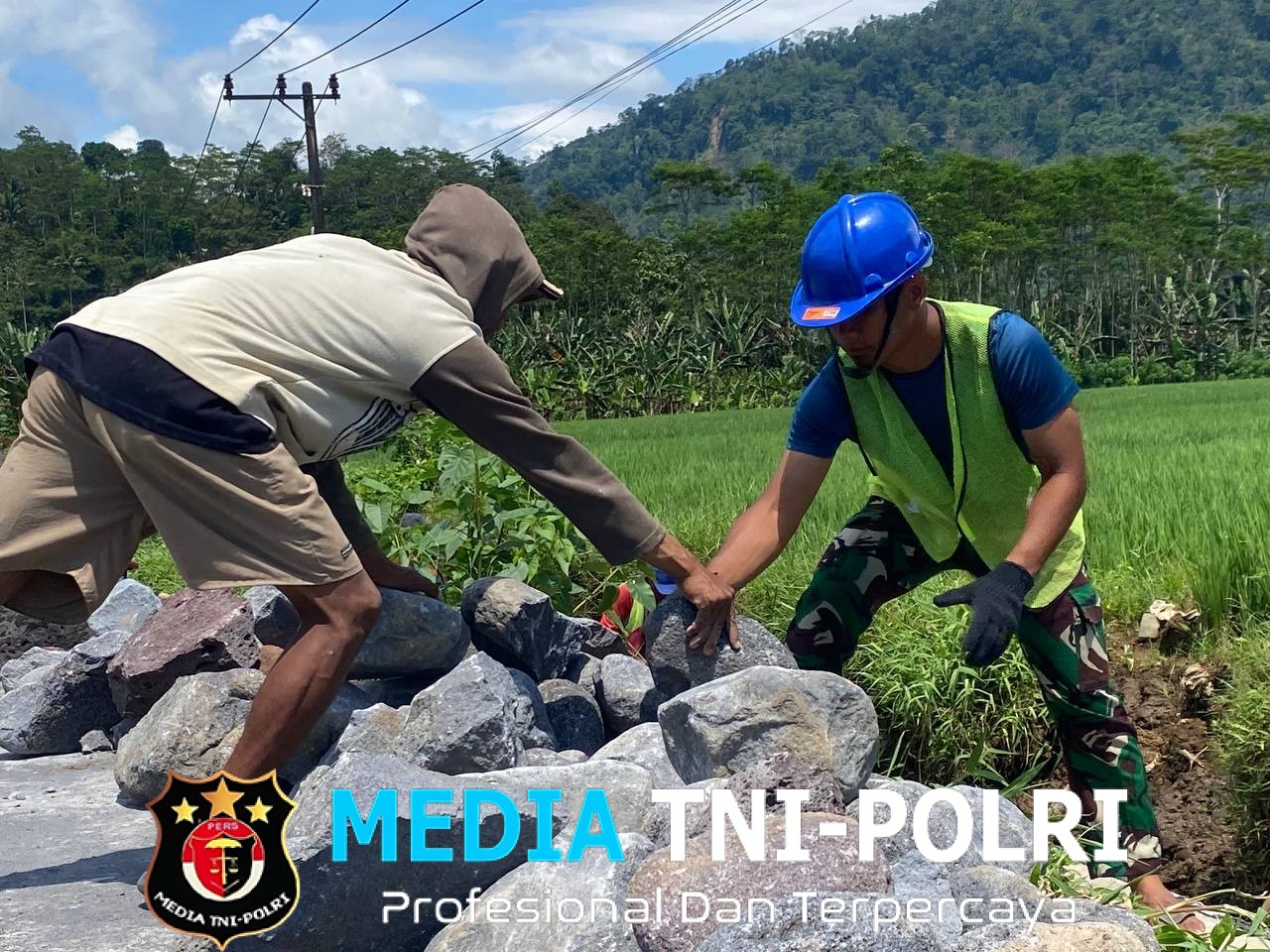 Satgas TMMD ke-126 Kodim 0818/Malang-Batu dan Warga Lebakharjo Tata Irigasi untuk Dukung Ketahanan Pangan
